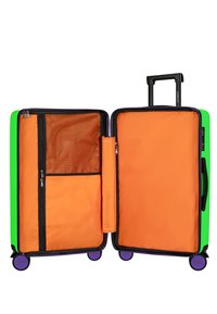 Groene koffer met oranje interieur, voorzien van zwarte ritsen, een netvak en paarse accenten. Dubbele wielen en een uittrekbare handgreep.