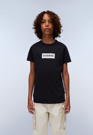 Schwarzes Baumwoll-T-Shirt mit kurzen Ärmeln, das in der Mitte ein rechteckiges weißes Logografik und einen Rundhalsausschnitt aufweist.