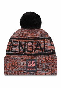 Strickmütze mit einem mehrfarbigen Muster in Orange, Grau und Schwarz, mit einem schwarzen Pompon und dem Schriftzug "BENGALS" auf der Vorderseite.