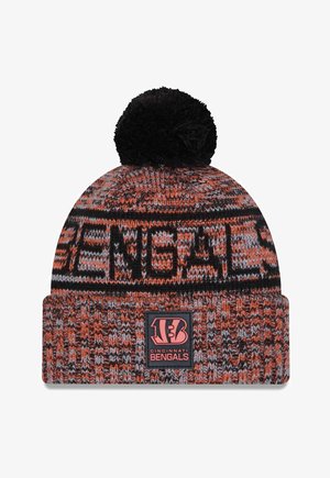 Strickmütze mit einem mehrfarbigen Muster in Orange, Grau und Schwarz, mit einem schwarzen Pompon und dem Schriftzug "BENGALS" auf der Vorderseite.