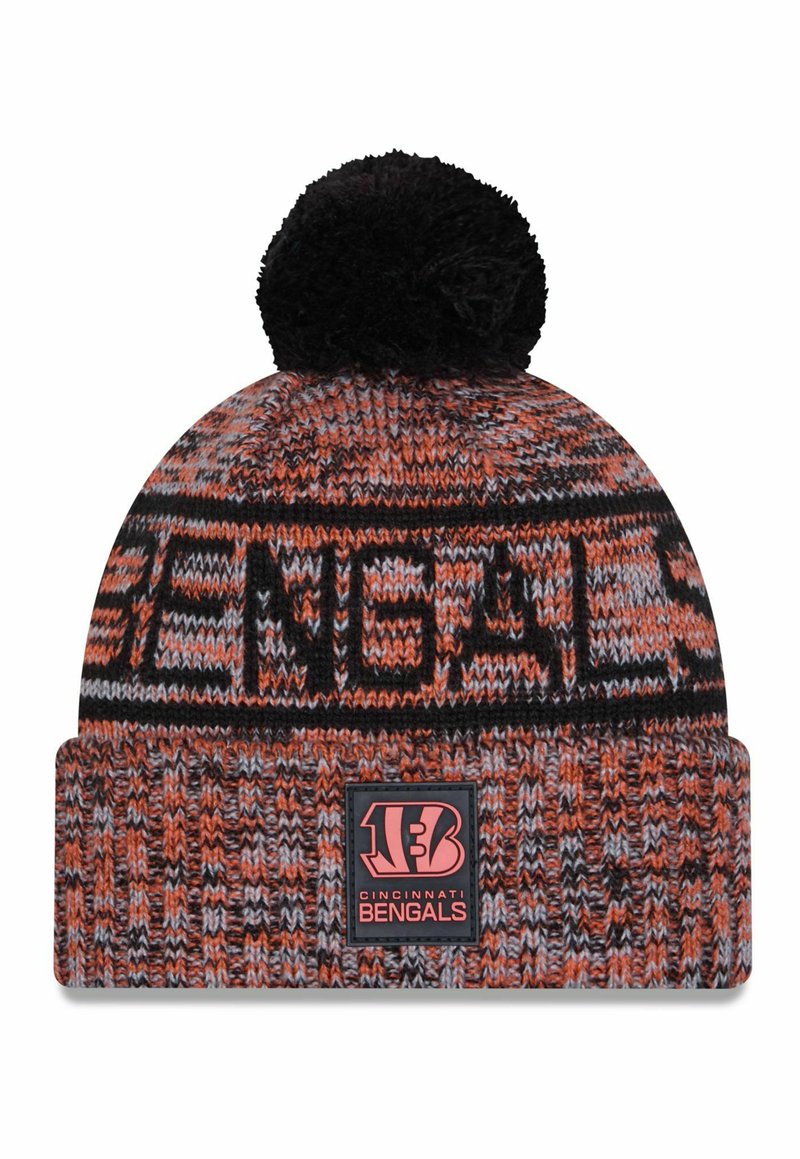Strickmütze mit einem mehrfarbigen Muster in Orange, Grau und Schwarz, mit einem schwarzen Pompon und dem Schriftzug "BENGALS" auf der Vorderseite.