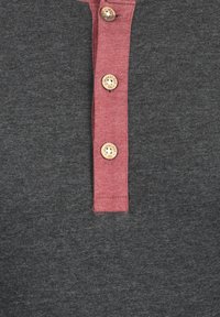 Dunkelgraues Kurzarm-Henley-Shirt mit rotem Kragen und vier Holzknöpfen an der Knopfleiste, weicher Textur und lässigem Design.