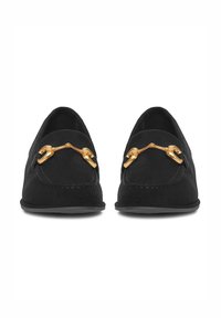 Juodi zomšiniai loafers tipo bateliai su auksinės grandinėlės akcentu priekyje, siuvinėtais raštais viršuje ir plokščiu guminiu padu.