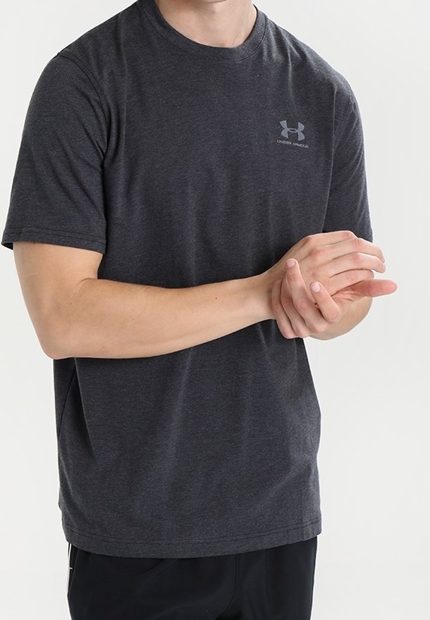 Mörkgrå kortärmad t-shirt i mjukt tyg, med rund halsringning och liten, ljusgrå logotyp på vänster bröst.