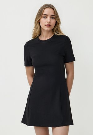 Zwart kortomkledingsjurkje met een ronde halslijn, getailleerde taille en een uitlopende rok. Glad, rekbaar materiaal met een slanke silhouette.