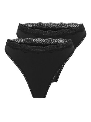 Dwie czarne damskie majtki bikini z koronkową, kwiatową lamówką na pasie i nogawkach, ułożone pionowo na białym tle.