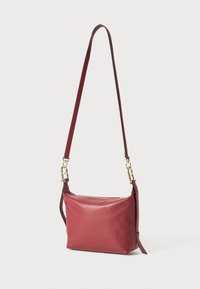 Borsa a spalla in pelle rossa con una texture liscia, chiusura a zip e tracolla regolabile. Presenta dettagli in metallo dorato e una forma rettangolare.
