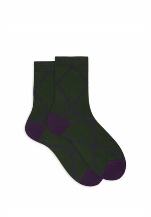 Calzini verdi con un motivo a diamante in verde più scuro e accenti viola. Presentano una texture morbida e polsini a coste.