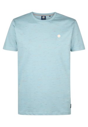 Lichtblauwe korte mouwen t-shirt gemaakt van een zachte, textuurstof met een subtiele gemêleerde patronen en een klein logo op de linkerkant van de borst.