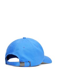 Plava pamučna baseball kapa s zakrivljenim vizirom, podesivim remenom straga, s šest ventilacijskih rupa i glatkom teksturom.