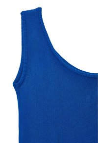 Débardeur en tricot bleu avec une texture côtelée, de larges bretelles et un col rond. Fini lisse sans motifs ou détails supplémentaires.