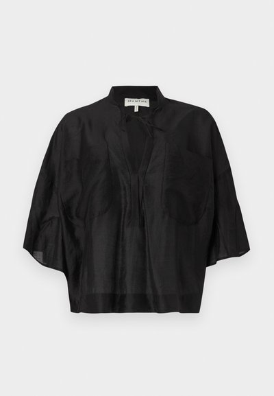 Μαύρο μπλουζάκι με κοντά μανίκια από ελαφρύ ύφασμα, με μανταρίνι γιακά, δύο εμπρόσθιες τσέπες και άνετη εφαρμογή με διακριτική λάμψη.