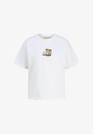 Bela bombažno majica z grafiko kavbojskih čevljev in klobuka na prsih, kratkimi rokavi in sproščenim krojem.