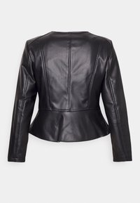 Svart läderjacka med en figursydd design, peplummidja och långa ärmar. Har vertikala sömmar och en mjuk textur.