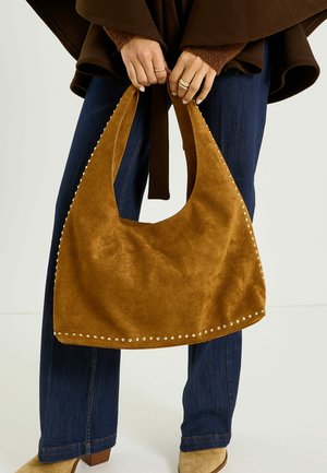 Grain de Malice, GRAND SAC PORTÉ ÉPAULE AVEC CLOUS. - Bolso de mano - camel