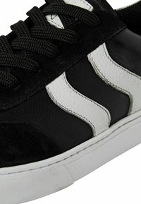 Marco Tozzi Sporta apavi - black comb