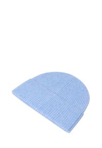 Beanie côtelée bleu clair en tissu doux, avec un revers replié et un sommet arrondi, présentant une texture lisse tout au long.