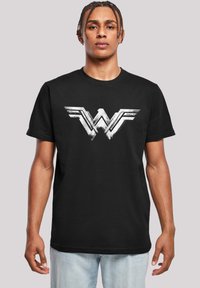 Černé bavlněné tričko s výrazným bílým logem Wonder Woman, se šikmými křídly, kulatým výstřihem a krátkými rukávy.