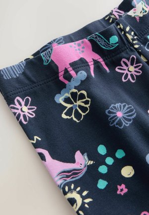 Barvno bombažno blago z mornarsko modro podlago, okrašeno z roza enorogi in cvetnimi vzorci, ki jih dopolnjujejo zelene in rumene oblike.