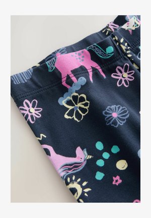 Kolorowa bawełniana tkanina z granatowym tłem, w różowe jednorożce i kwiatowe wzory, akcentowana zielonymi i żółtymi kształtami.