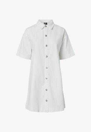 Robe chemise blanche à manches courtes avec col pointu et une rangée de boutons argentés à l'avant, ourlet légèrement évasé.