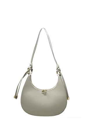 Borsa a mano in pelle grigia chiara con forma curva, dotata di chiusura a zip, manici annodati e dettagli in metallo dorato.