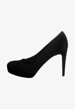 Sort højhælet pumpe lavet af blødt materiale, med afrundet tå, en platformsål og en slank stilethæle.