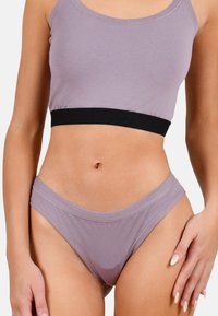Lilac katoenmengsel bralette met zwarte elastische band en bijpassende thong. Heeft een rekbare, gladde textuur en minimale naden voor comfort.