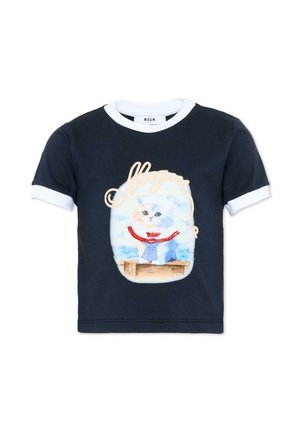 T-shirt blu navy a maniche corte con colletto e polsini bianchi, con un gattino bianco che indossa un cappello e una sciarpa da marinaio seduto su una cassa di legno.