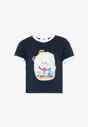 T-shirt blu navy a maniche corte con colletto e polsini bianchi, con un gattino bianco che indossa un cappello e una sciarpa da marinaio seduto su una cassa di legno.