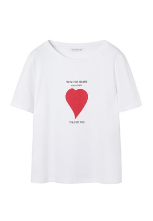 Tricou alb din bumbac cu mâneci scurte, având o grafică cu o inimă roșie și textul: „DIN SUFLET, POVESTEA TA SPUSĂ DE TINE.”