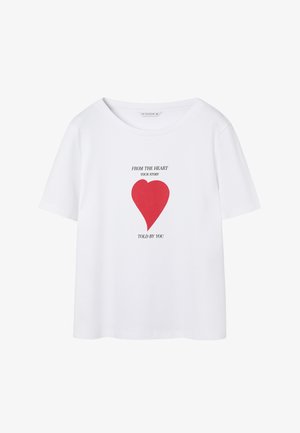 Hvid bomuld t-shirt med korte ærmer, med et rødt hjertegrafik og teksten: "FRA HJERTET DIN HISTORIE FORTALT AF DIG."