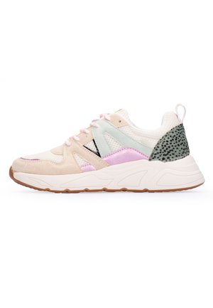 Mehrfarbiger Sneaker mit einem Obermaterial aus Mesh und Wildleder in Beige, Teal, Pink und Schwarz, mit einem strukturierten grünen Akzent und einer weißen Sohle.