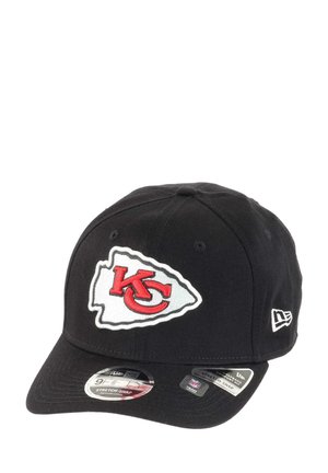 Schwarze Baseballmütze mit einem auffälligen, gestickten Kansas City Chiefs-Logo in Weiß und Rot; umfasst Herstelleretiketten und einen gebogenen Schirm.