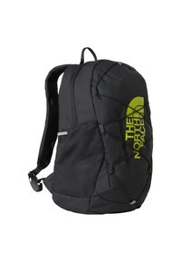 Svart ryggsekk med teksturert overflate, med en fremtredende gul logo, nettinglomme på siden, og elastisk bungee-snøre for ekstra oppbevaring.