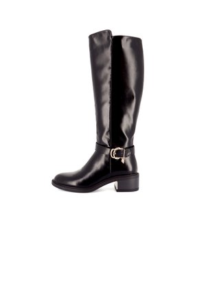 Botte en cuir noire montant jusqu'au genou avec un petit talon bloc et une sangle décorative à boucle autour de la cheville, vue de côté.