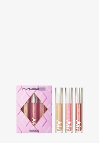 De MAC Lipglass Air Trio bevat drie buisjes in doorzichtig plastic met zilveren doppen, waarin tinten roze en nude worden getoond. Geopakt in een doos met een roze diamantpatroon.