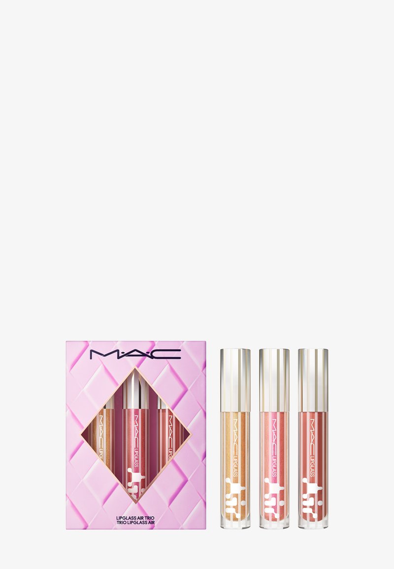De MAC Lipglass Air Trio bevat drie buisjes in doorzichtig plastic met zilveren doppen, waarin tinten roze en nude worden getoond. Geopakt in een doos met een roze diamantpatroon.