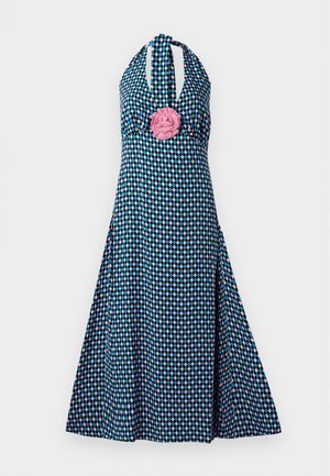 Robe à col halter avec un motif en diamant en teal, rose et noir. Détail remarquable d'une fleur en tissu rose au niveau de la poitrine. Silhouette évasée en A.