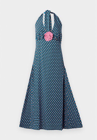 Kleitev z halter ovratnikom, ki ima dijamantski vzorec v turkizni, roza in črni barvi. Opazen roza cvetlični detajl iz blaga na prsih. Razširjena A-linija silhueta.