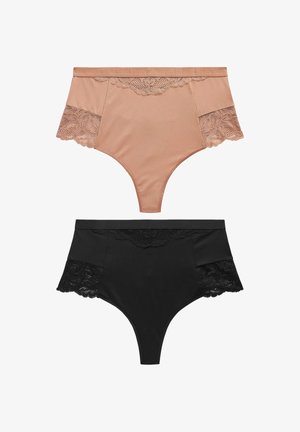Kvinde iført sort højtaljet undertøj med blondedetaljer på hofter og linning, samt en matchende sort bh.