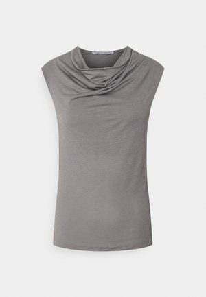 Haut gris sans manches avec encolure bénitier drapée, ourlet droit et tissu doux, présenté sur fond blanc.