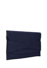 Marineblauwe denim clutch met een gladde textuur, voorzien van een gedraaide voorkant en een discrete zilveren ritsluiting.