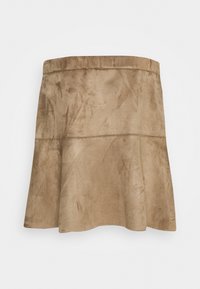 Jupe en fausse suède marron avec un design évasé, présente une texture lisse et une finition douce, s'arrêtant juste au-dessus du genou avec une taille élastique.