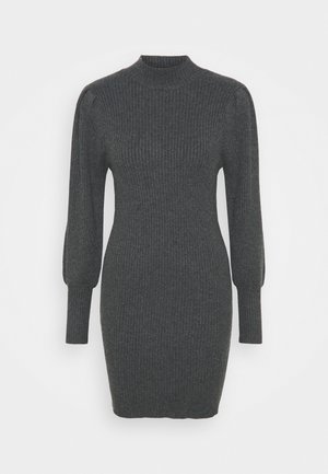 Graues geripptes Strickkleid mit hohem Kragen, langen Puffärmeln und figurbetonter Silhouette, das eine strukturierte Oberfläche und ein minimales Design aufweist.