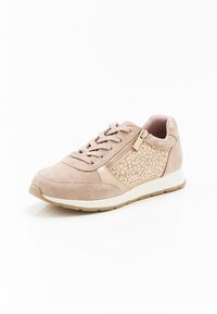 Zapatilla de ante color beige con panel lateral texturizado de estampado animal, diseño con cordones, detalle de cremallera metálica y suela de goma blanca.