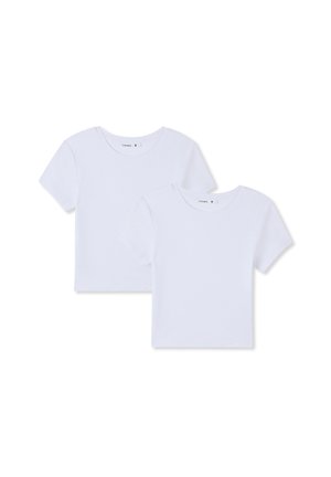 Due magliette bianche a maniche corte, realizzate in un morbido mix di cotone, con scollatura rotonda e vestibilità regolare, presentate su uno sfondo bianco.