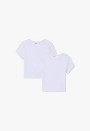 Due magliette bianche a maniche corte, realizzate in un morbido mix di cotone, con scollatura rotonda e vestibilità regolare, presentate su uno sfondo bianco.