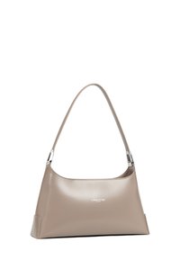 Borsa a spalla in pelle beige con silhouette curva, hardware argentato e logo del brand impresso sul davanti. Finitura liscia e lucida.