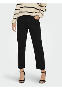 Zwarte high-waisted jeans met een rechte pijp, voorzien van een cropped zoom en zijzakken, gecombineerd met een gestreepte crèmekleurige gebreide trui.